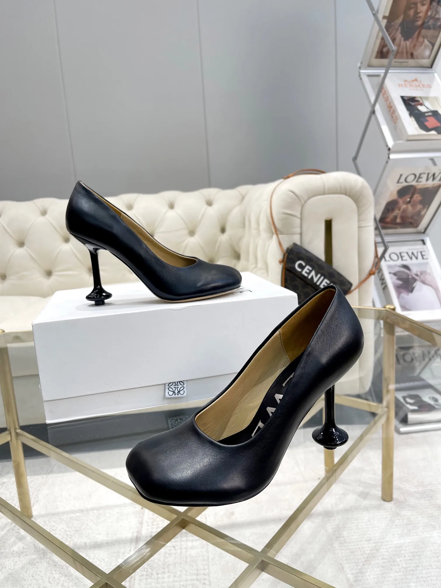 👟👟Ex-factory price 640👟👟 LOEWE‼ ️ New arrival‼ ️Imported genuine leather sole Loewe 2024/aw early spring latest catwalk color diamond series catwalk style 😘😘😘 Upper: imported super soft sheepskin lining: imported water-dyed sheepskin Outsole: original molded injection molded leather outsole Heel: original molded 1:1 Heel height: 9.5cm Size: 35-39 (40/41/42/43 custom-made, non-refundable)